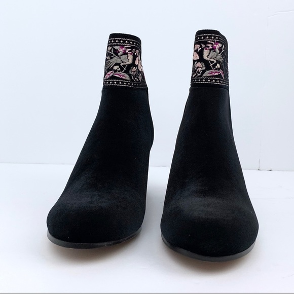 Bettye Sybil Black Velvet Embroidery Bootie Size 6 - Picture 6 of 8